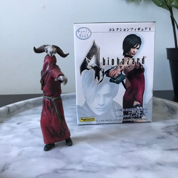 Resident Evil 4 Agatsuma Los Illuminados Red Monk Mini Figure - Picture 1 of 3